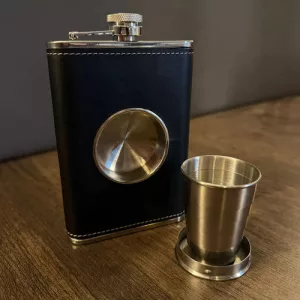 Petaca 237ml Con Vaso Plegable Acero Inox Simil Cuero -rosca Negro