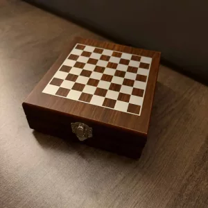 Caja De Madera 4 Accesorios Para Vino + Juego De Ajedrez