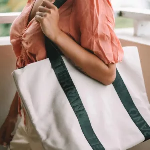 Bolso Terrano De Lona Aviador Con Asas Negras Para Mujer Beige